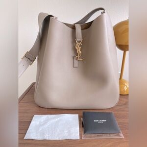 Saint Laurent Le 5 À 7 Supple Large In Grained Leather-Dusty Grey